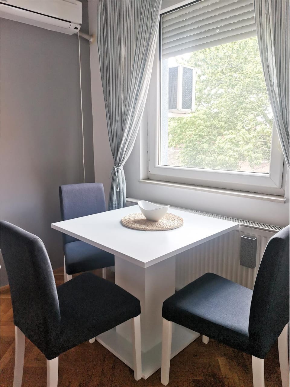 Seating area, Dining area
