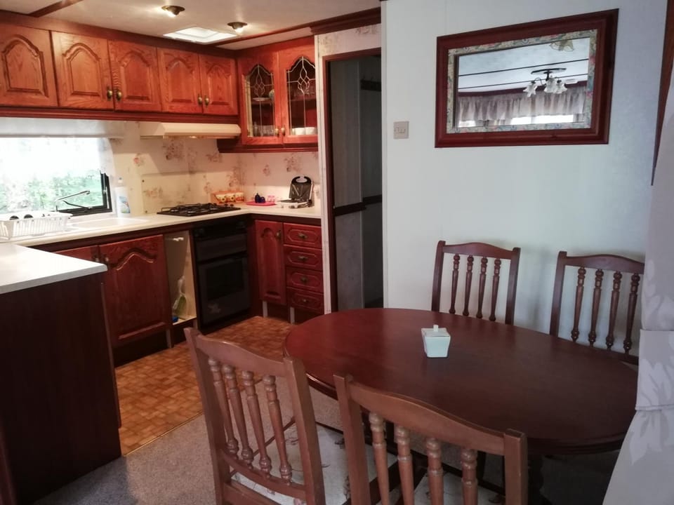 Kitchen or kitchenette, Dining area, Communal kitchen, stove, toaster