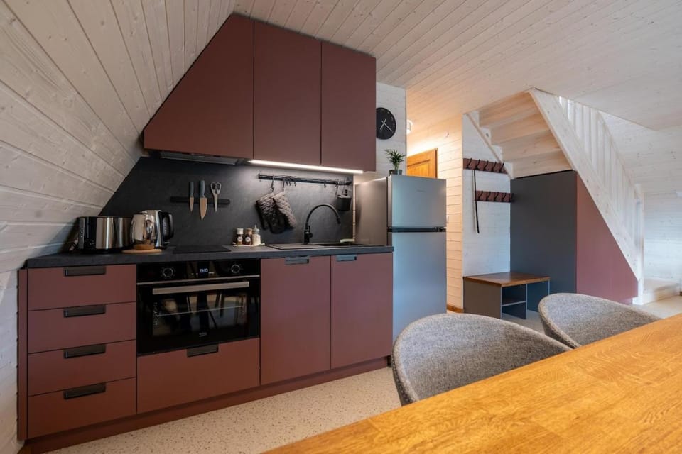 Coffee/tea facilities, Kitchen or kitchenette, Dining area, dishwasher, oven, pet friendly, stove, toaster