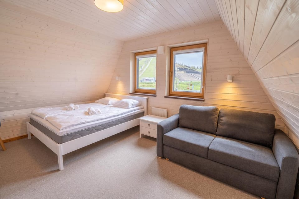 Bed, Bedroom, towels
