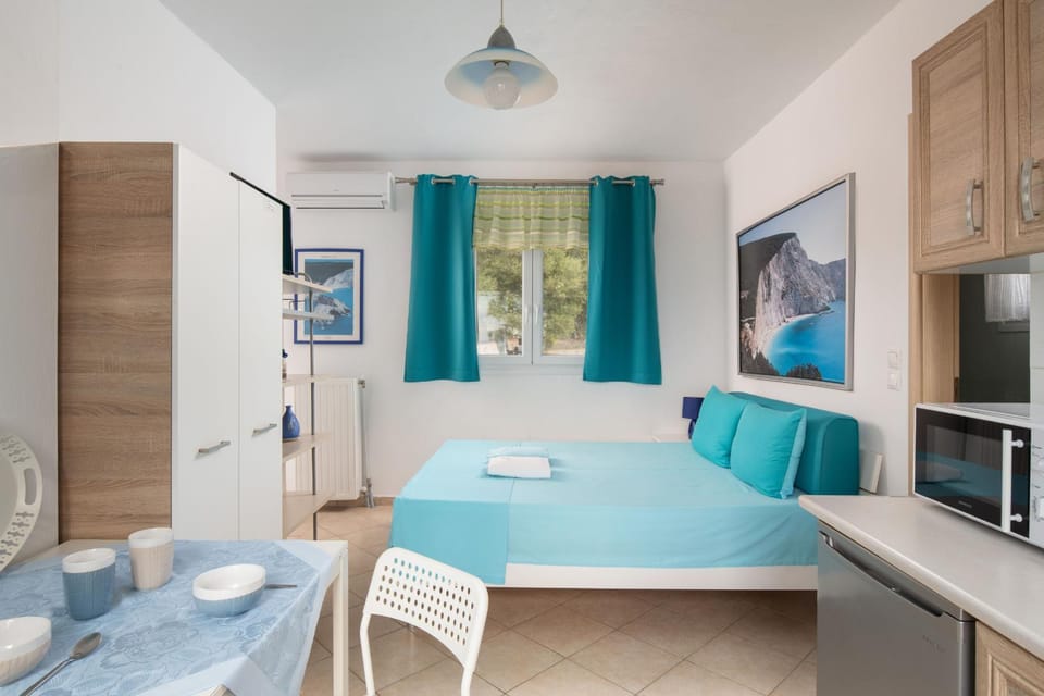 Bed, Photo of the whole room, Dining area