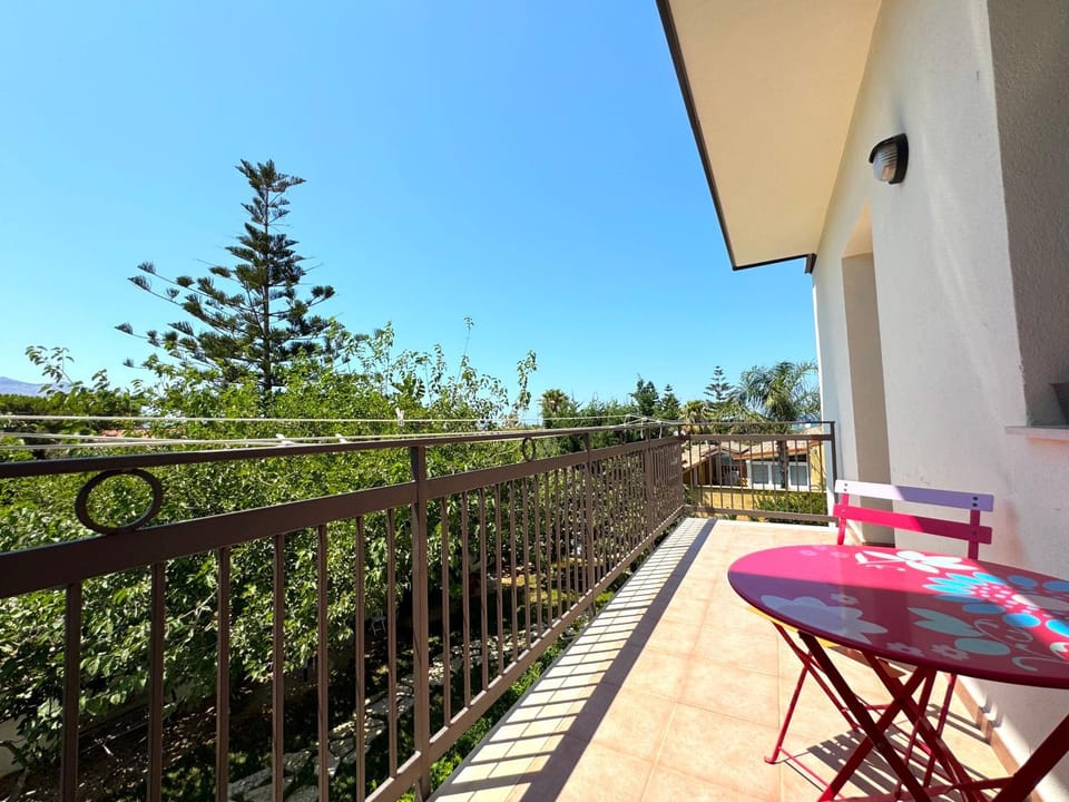 View (from property/room), Balcony/Terrace, Garden view