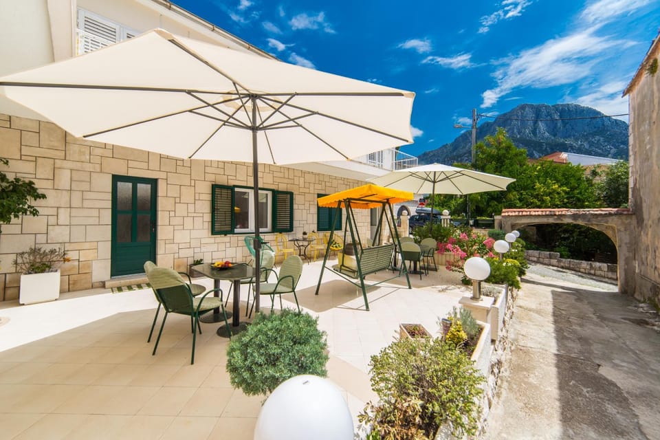 Property building, Balcony/Terrace, Balcony/Terrace