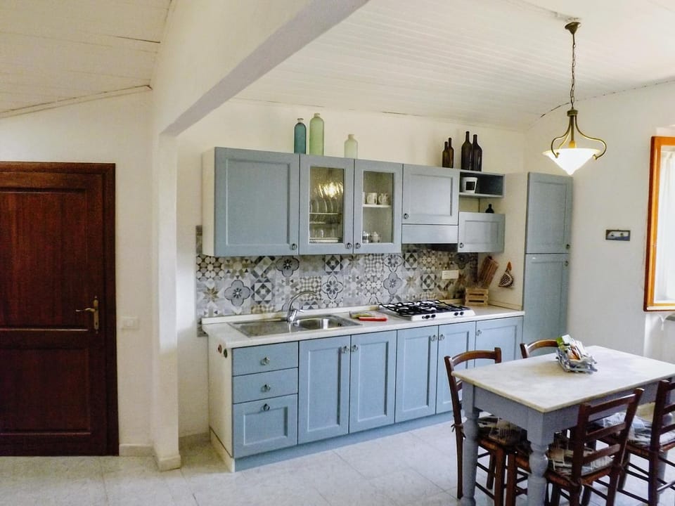 Kitchen or kitchenette, Dining area, stove