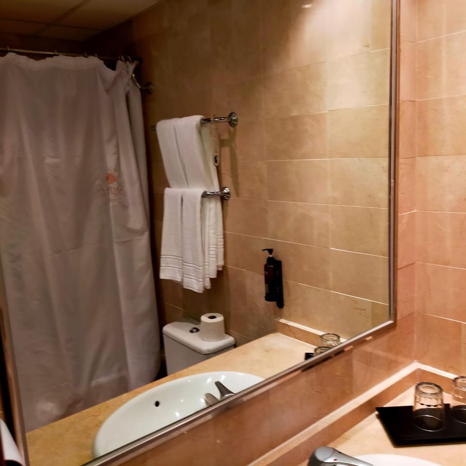 Shower, Bathroom, towels