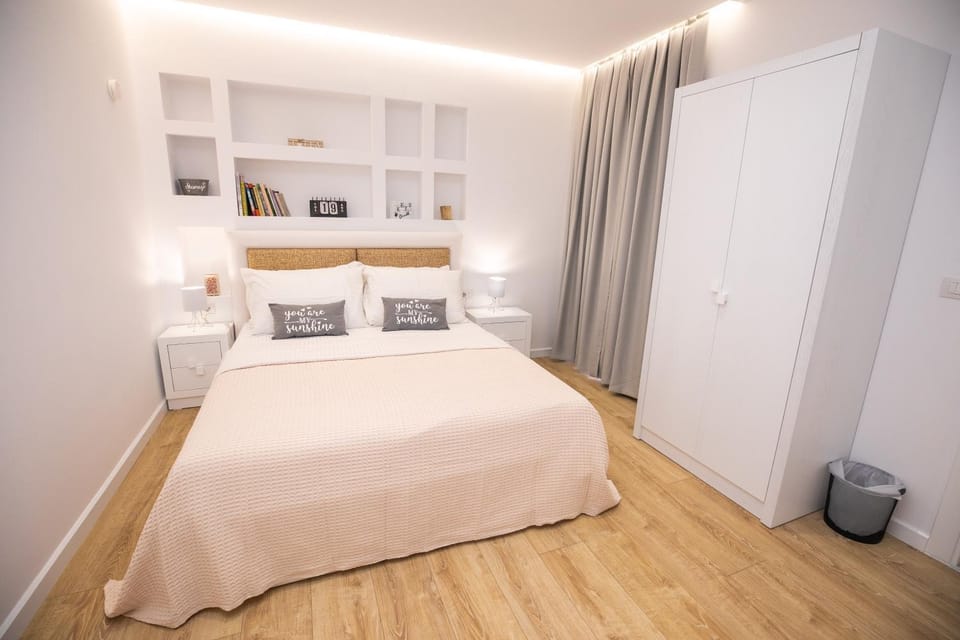 Photo of the whole room, Bedroom