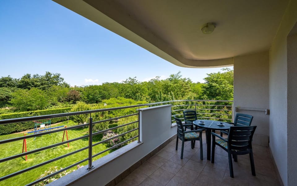 Natural landscape, Balcony/Terrace, Dining area