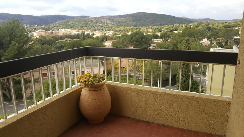Natural landscape, View (from property/room), Balcony/Terrace, Dining area, Mountain view
