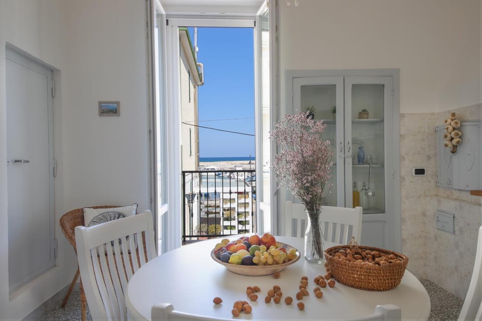 Kitchen or kitchenette, Dining area, Sea view