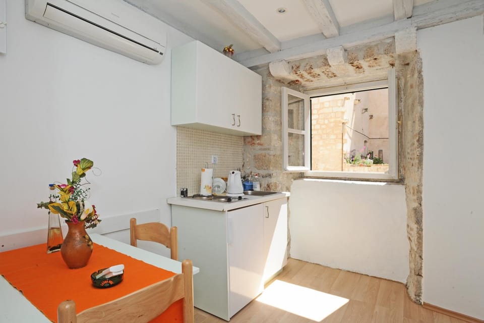 Day, Kitchen or kitchenette