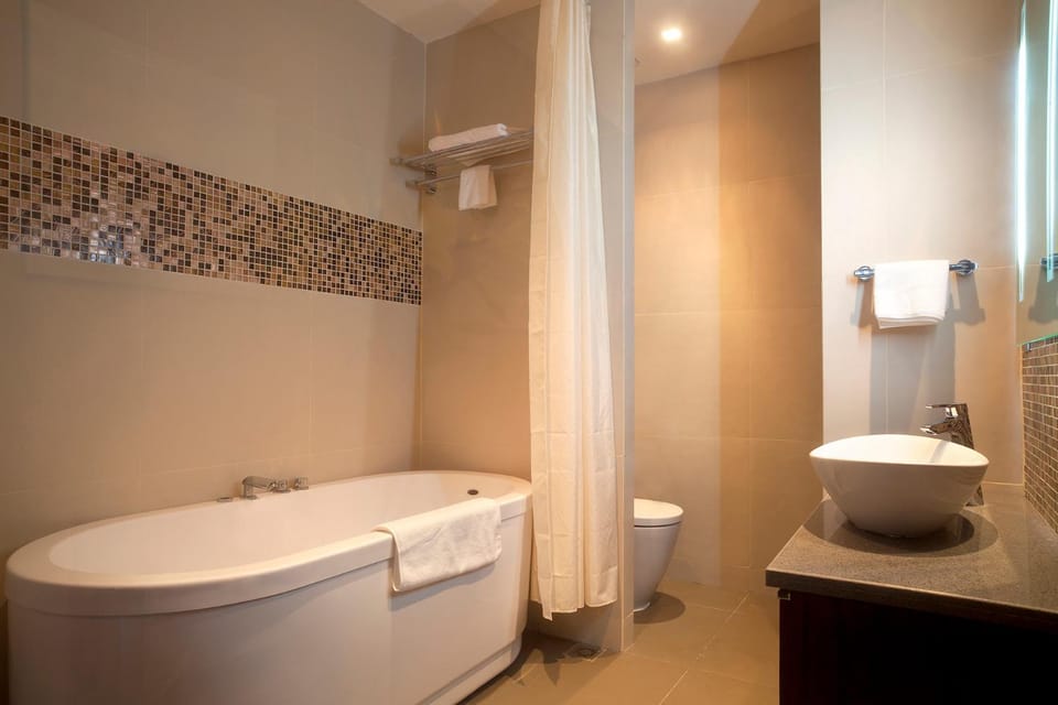 Toilet, Hot Tub, Bathroom