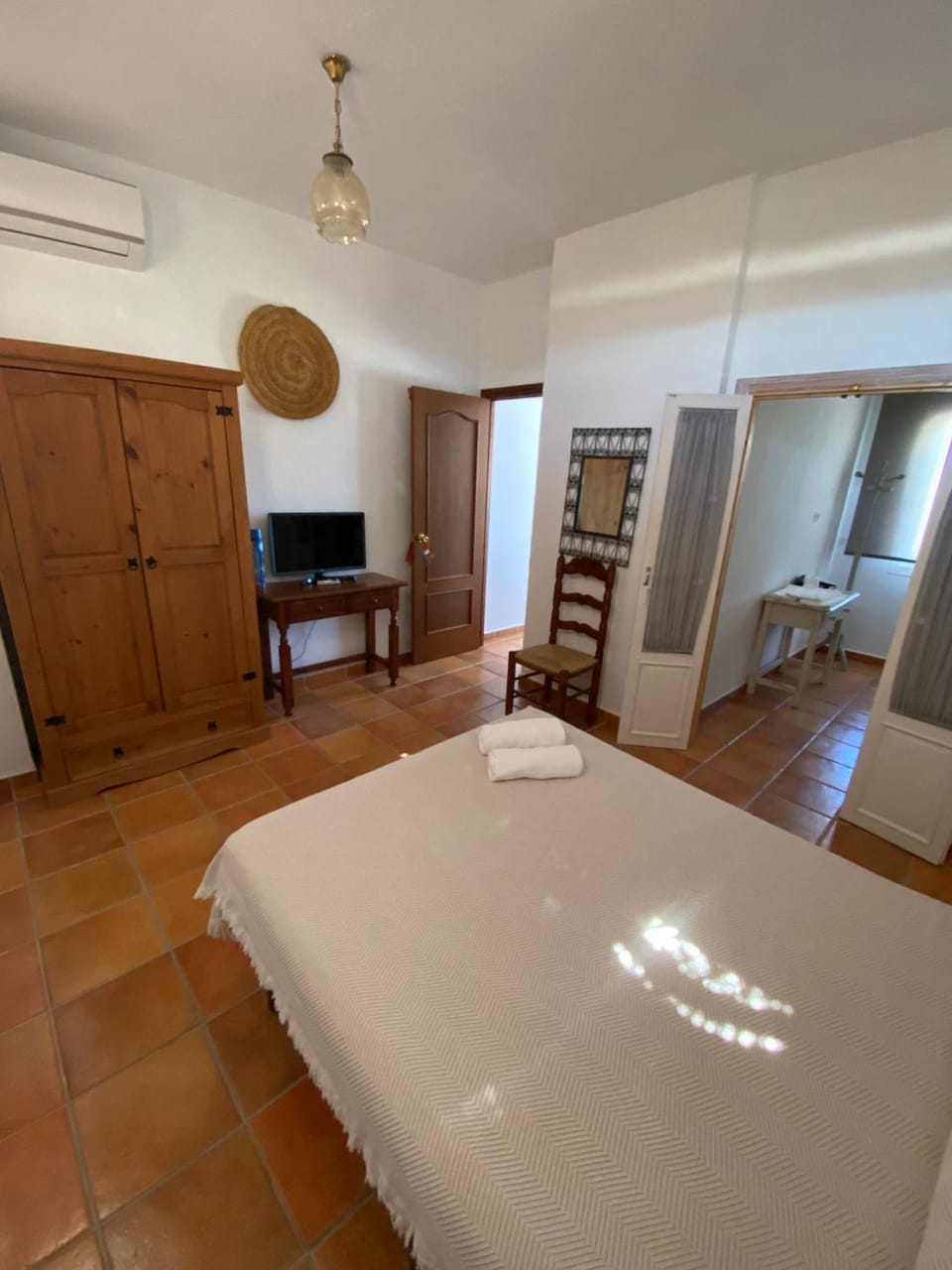 Photo of the whole room, Bedroom, wardrobe
