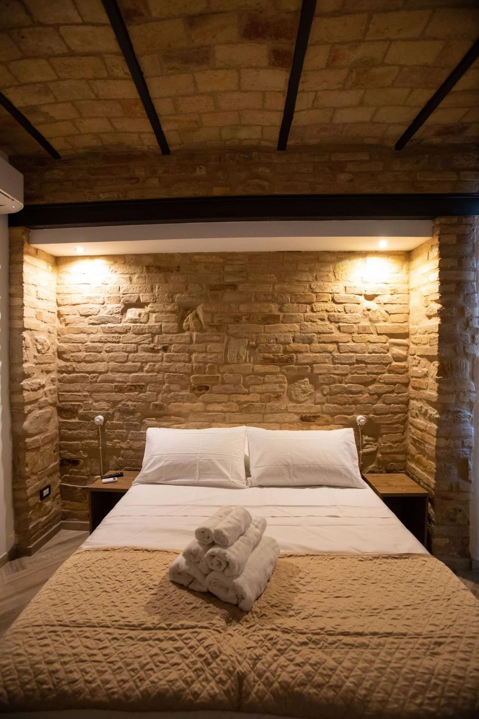 Bed, Bedroom, towels