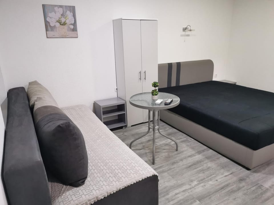 Bed, Living room, Seating area, Bedroom