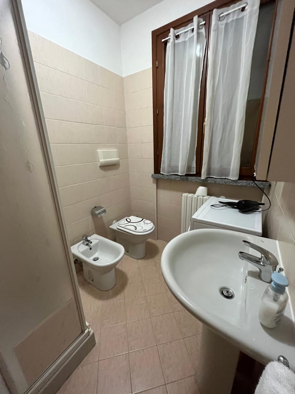 Shower, Toilet, Bathroom, bidet, towels