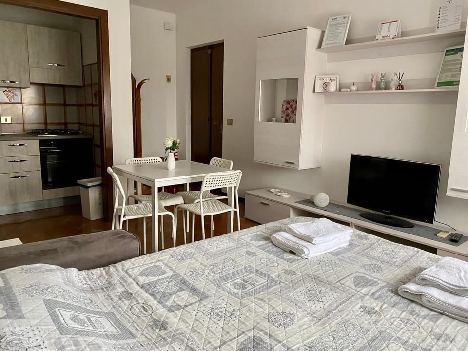 Bed, TV and multimedia, Living room, towels