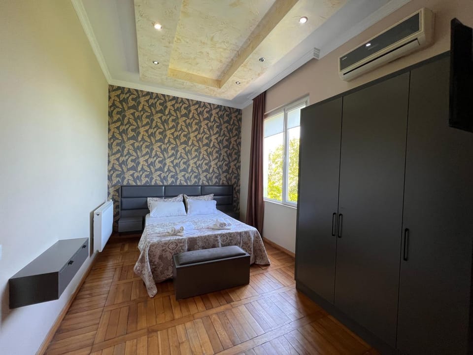 Photo of the whole room, Bedroom, wardrobe