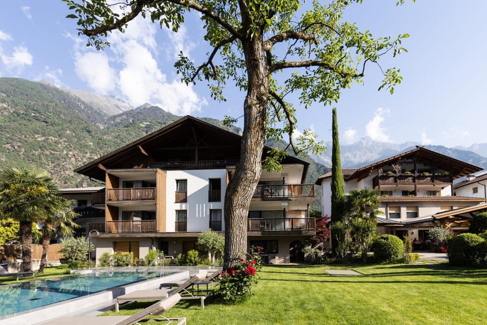 Property building, Garden, Swimming pool