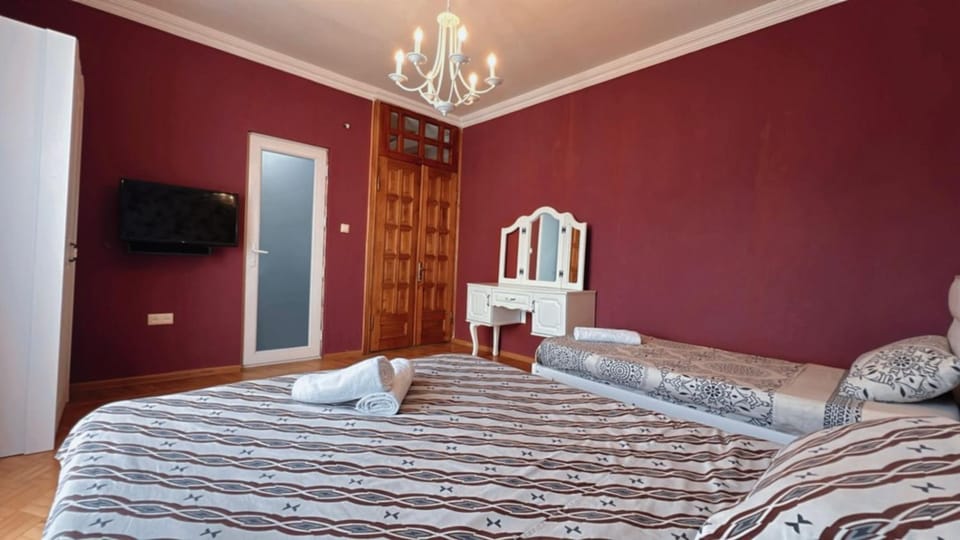 Bed, TV and multimedia, Photo of the whole room, Bedroom