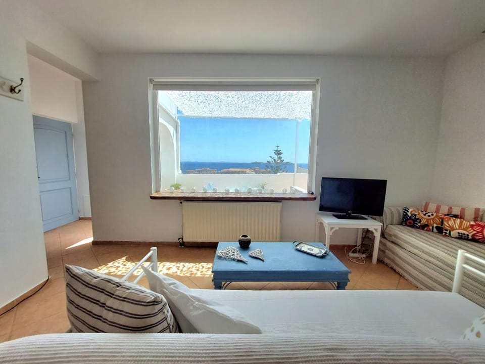 TV and multimedia, Seating area, Dining area, Sea view