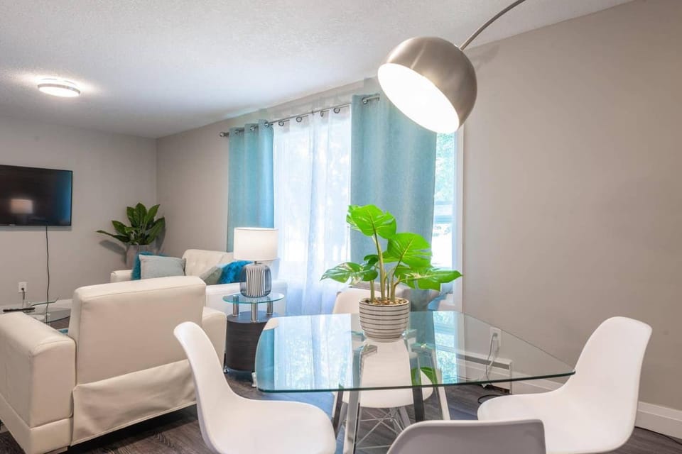 ENTIRE 2 BEDROOM APARTMENT UPTOWN WATERLOO - e2 Apartment in Waterloo