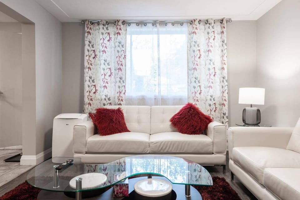 ENTIRE 2 BEDROOM APARTMENT UPTOWN WATERLOO - e1 Apartment in Waterloo