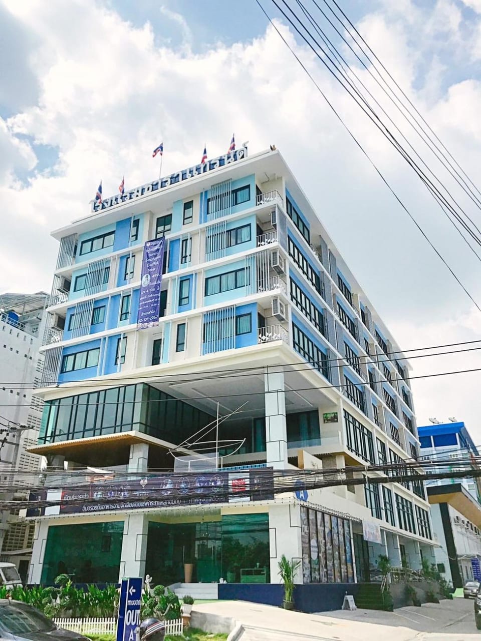 Property building, Facade/entrance, Day, Facility for disabled guests