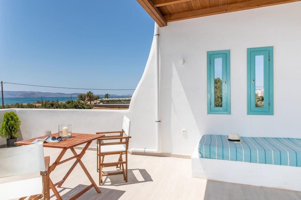 Kalais Beachfront Suites - Stunning Sea & Sunset Views, Free Beach Chairs, Bus Stop Outside, 12 Min from Naxos Town, 200 Mbps WiFi Apartment in Naxos, Naxos and Lesser Cyclades, Greece