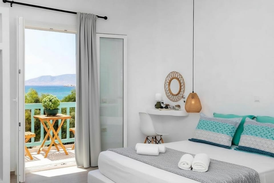 Kalais Beachfront Suites - Stunning Sea & Sunset Views, Free Beach Chairs, Bus Stop Outside, 12 Min from Naxos Town, 200 Mbps WiFi Apartment in Naxos, Naxos and Lesser Cyclades, Greece