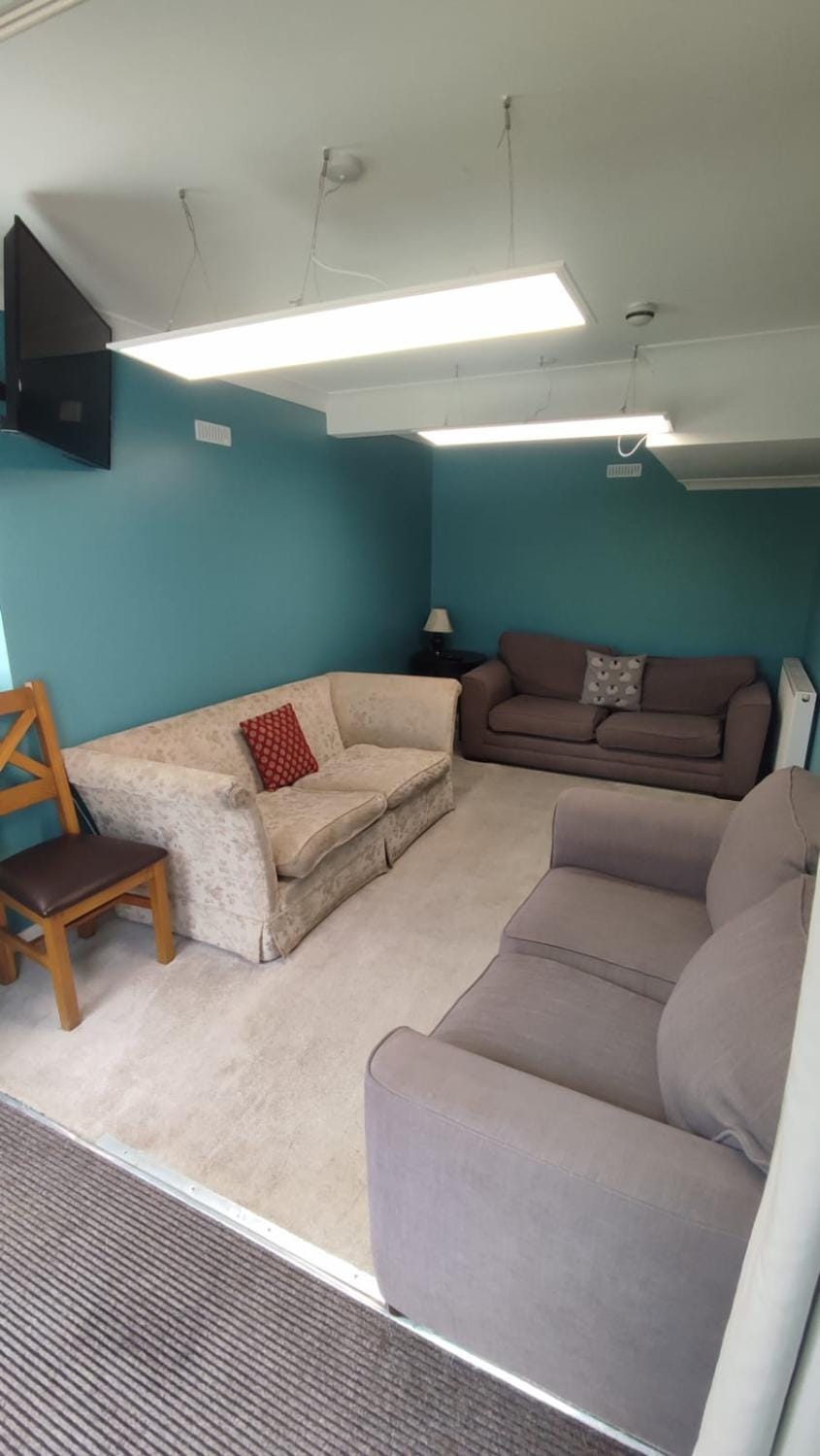 Communal lounge/ TV room, TV and multimedia, Living room, Seating area, Evening entertainment