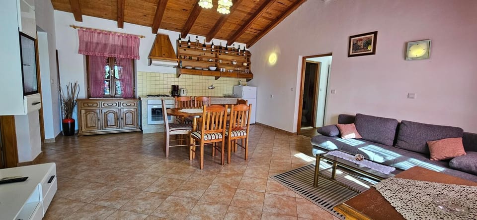 Kitchen or kitchenette, Living room, Seating area, Dining area, oven, pet friendly, stove