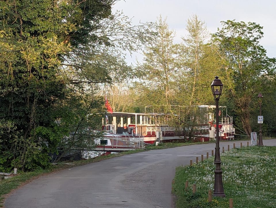 péniche Ino Lefkothea II chambre d'hôtes Bed and Breakfast in Dole