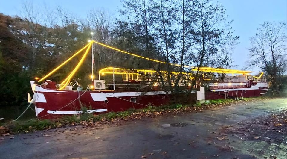 péniche Ino Lefkothea II chambre d'hôtes Bed and Breakfast in Dole