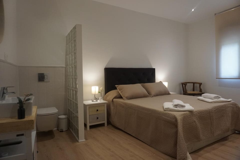 Photo of the whole room, Bedroom