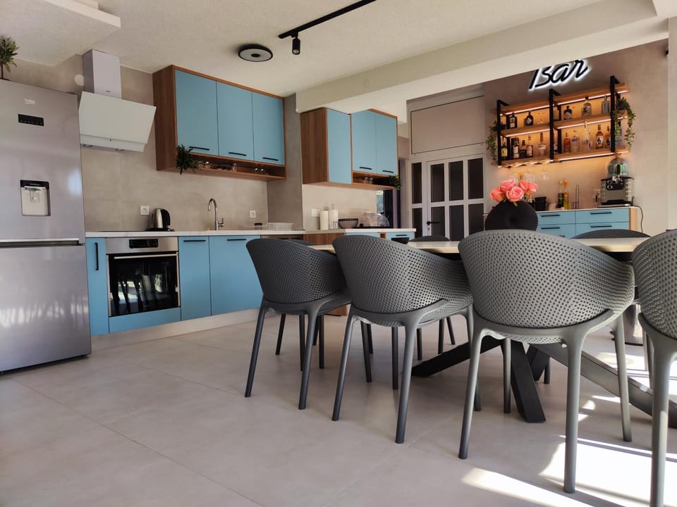 Coffee/tea facilities, Kitchen or kitchenette, Dining area, dishwasher, oven, pet friendly, stove, kitchen