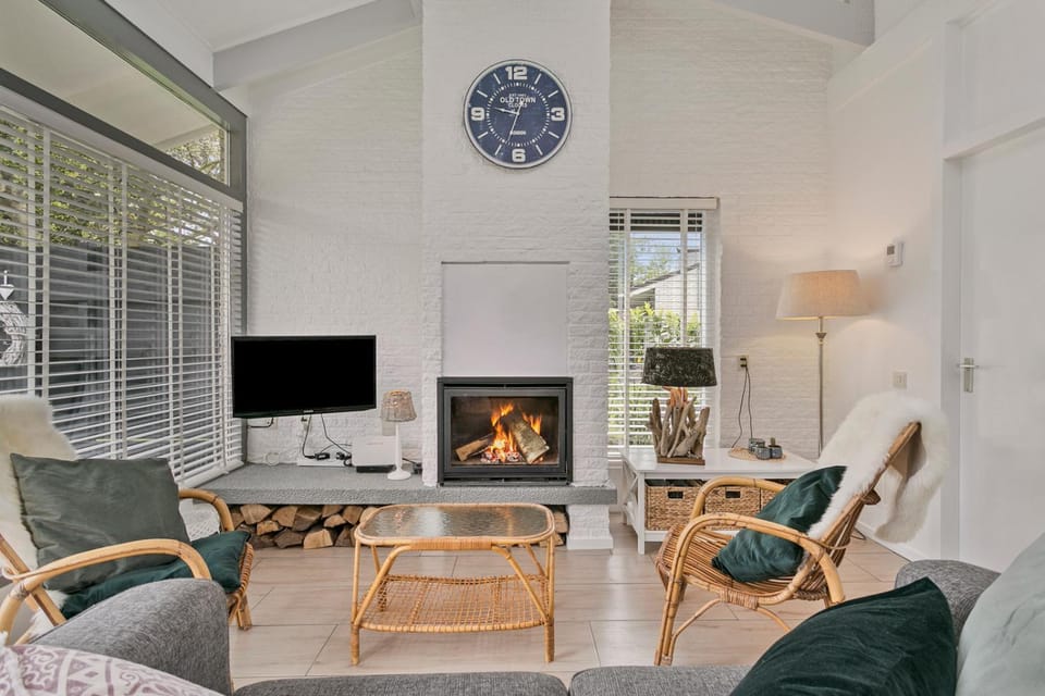 TV and multimedia, Living room, fireplace