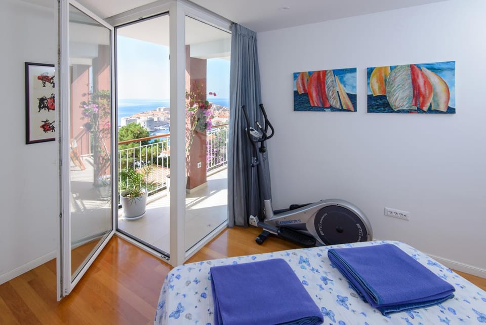 Bed, Day, Summer, Balcony/Terrace, Fitness centre/facilities, Decorative detail, Bedroom, On site, City view, Sea view