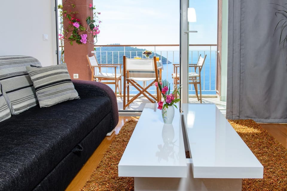Day, Summer, Balcony/Terrace, Living room, Decorative detail, Seating area, On site, Landmark view, Sea view