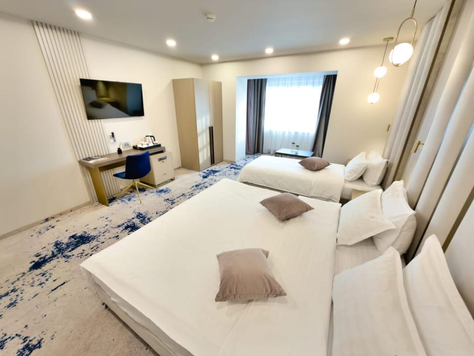 Bed, Photo of the whole room, Seating area, Bedroom