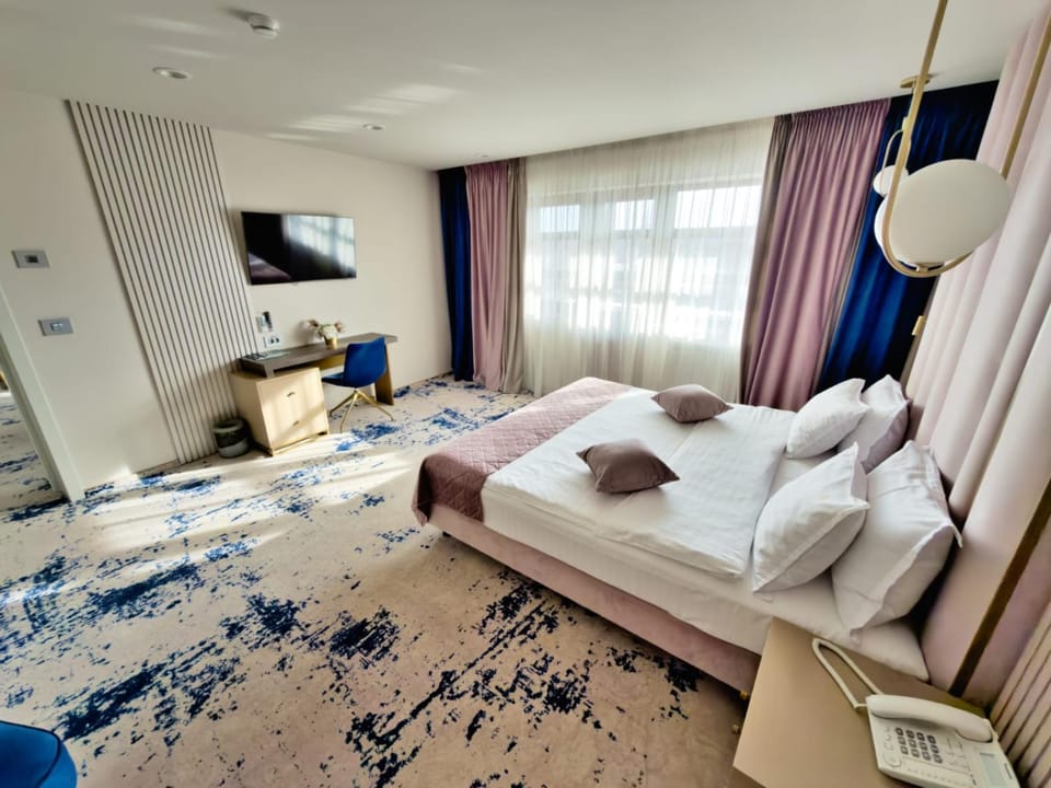 Bed, TV and multimedia, Living room, Photo of the whole room, Seating area, Bedroom