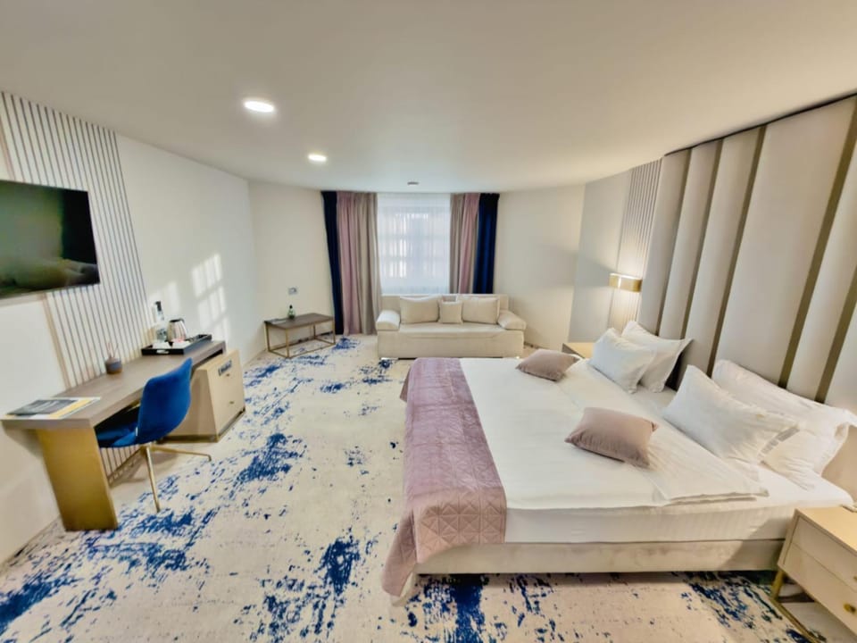 Communal lounge/ TV room, Bed, TV and multimedia, Photo of the whole room, Seating area, Bedroom