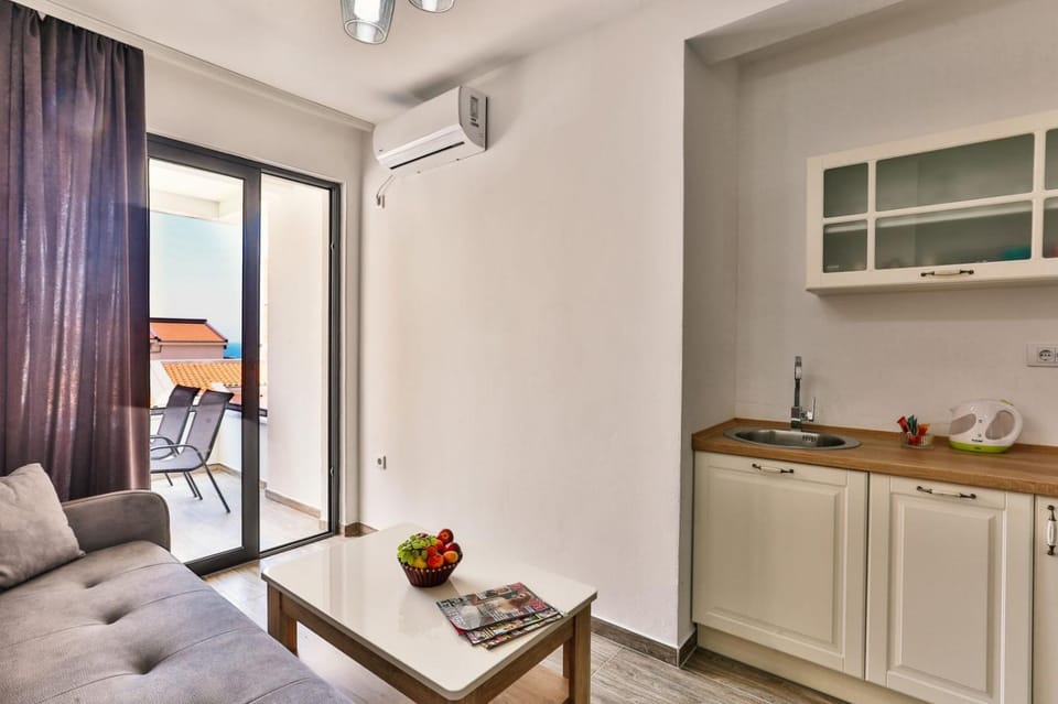 Kitchen or kitchenette, Seating area, Dining area, air conditioner