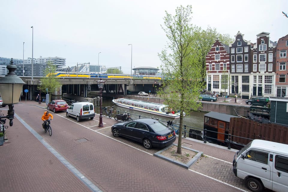 Neighbourhood, Area and facilities