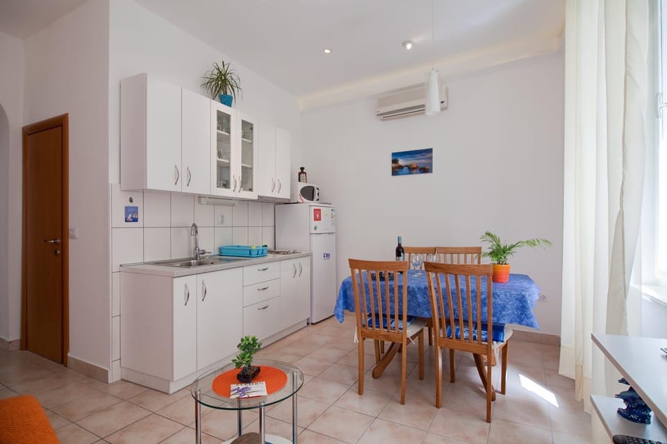 Kitchen or kitchenette, Dining area, stove, air conditioner
