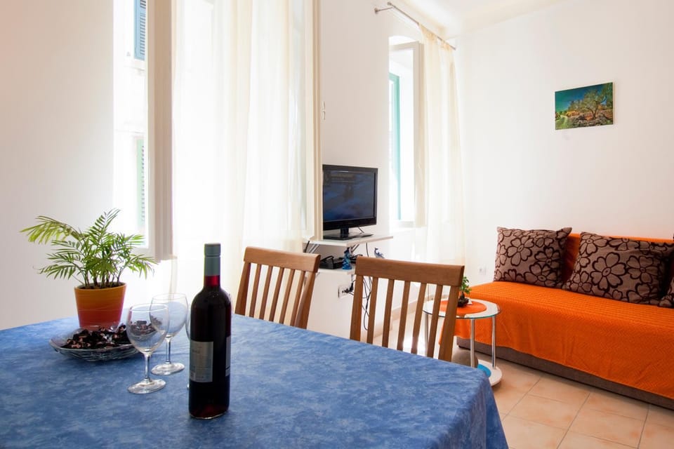 TV and multimedia, Living room, Seating area, Dining area