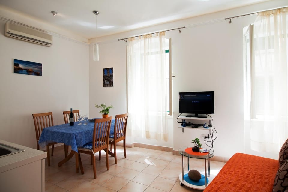 TV and multimedia, Living room, Seating area, Dining area, air conditioner