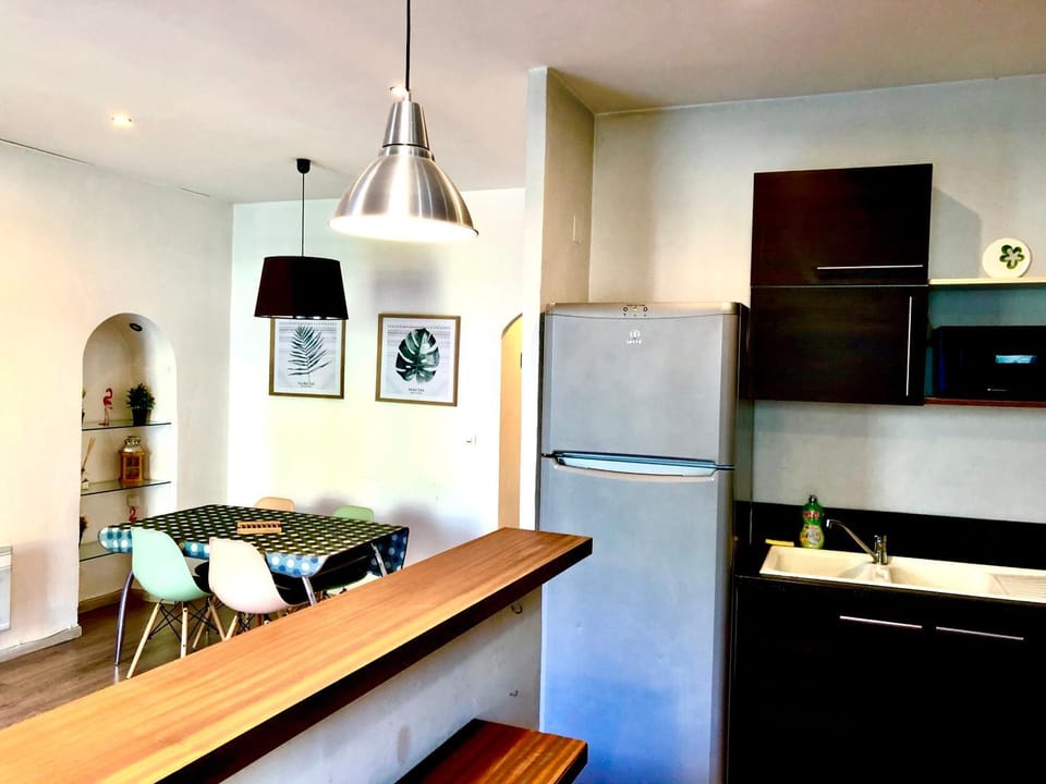 Kitchen or kitchenette, Dining area