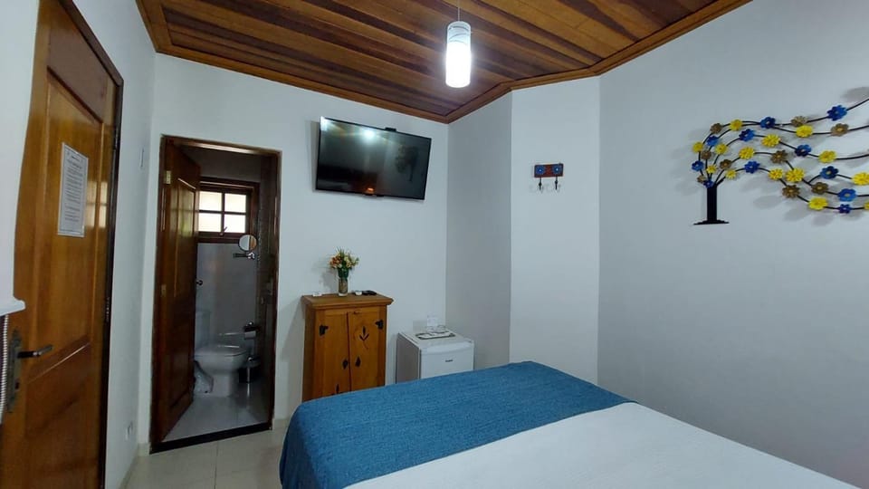 Bed, Bathroom, TV and multimedia, Photo of the whole room, Bedroom