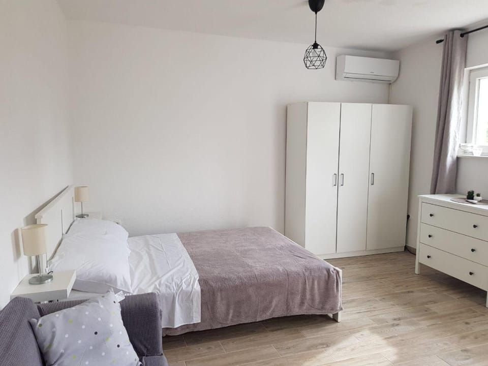 Photo of the whole room, Bedroom