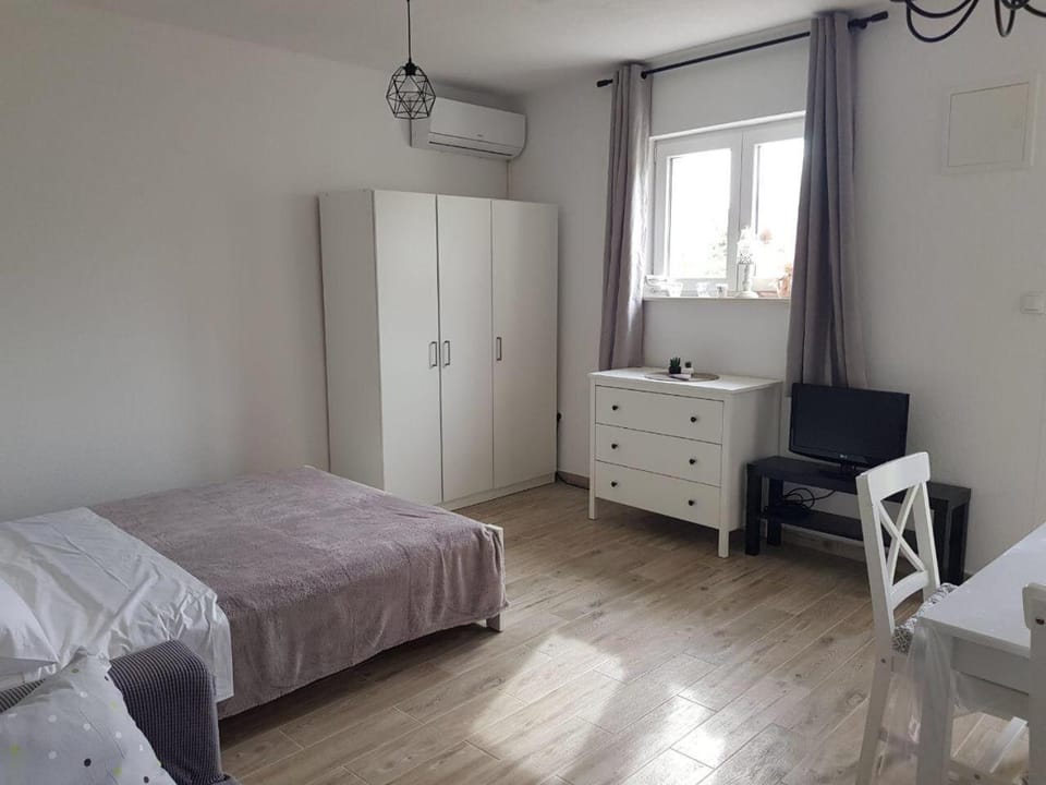 Bed, TV and multimedia, Photo of the whole room, Bedroom
